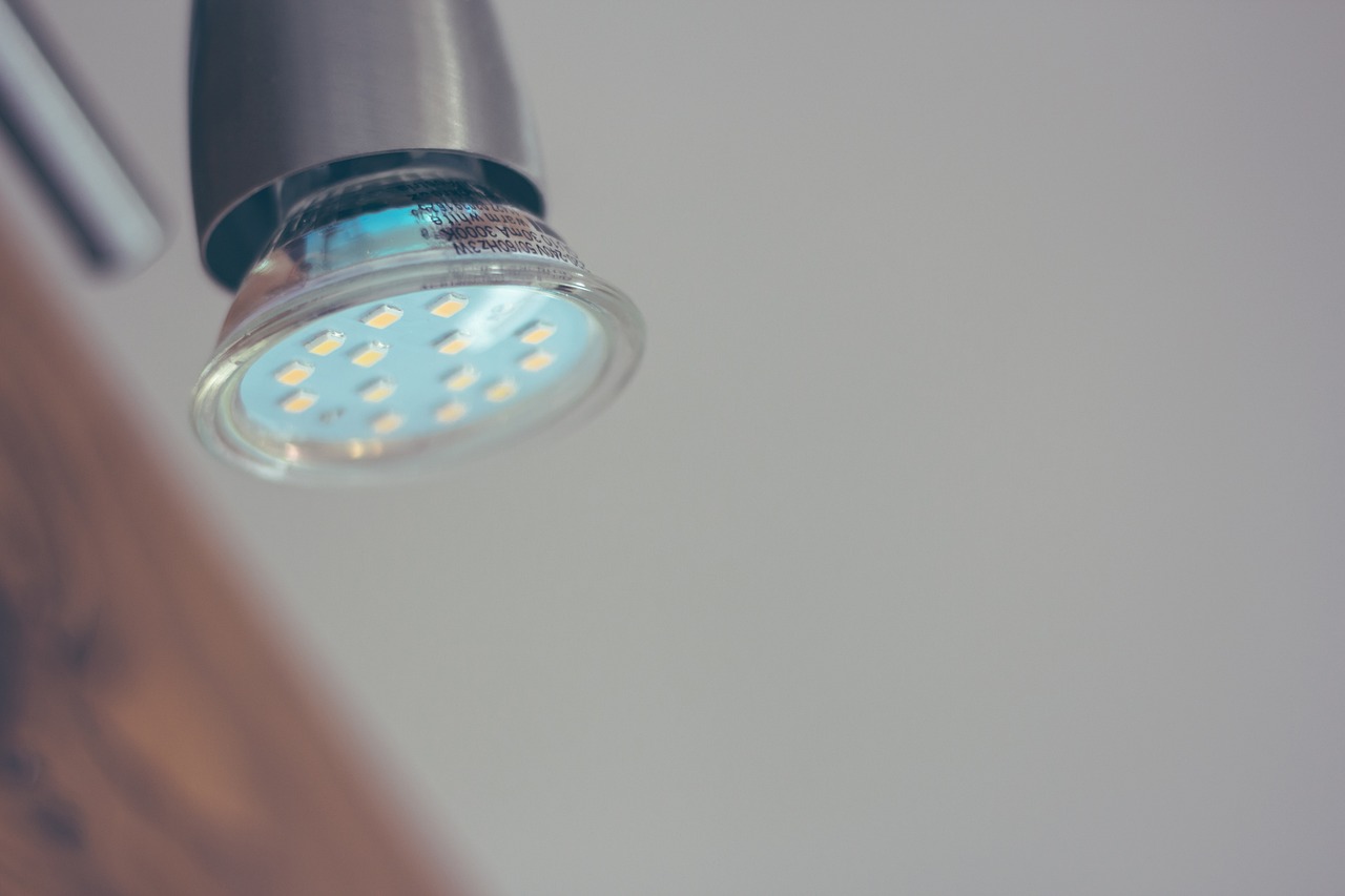 Consiliere privind instalarea iluminatului cu LED-uri, inclusiv recomandări privind cablarea și componentele de alimentare.