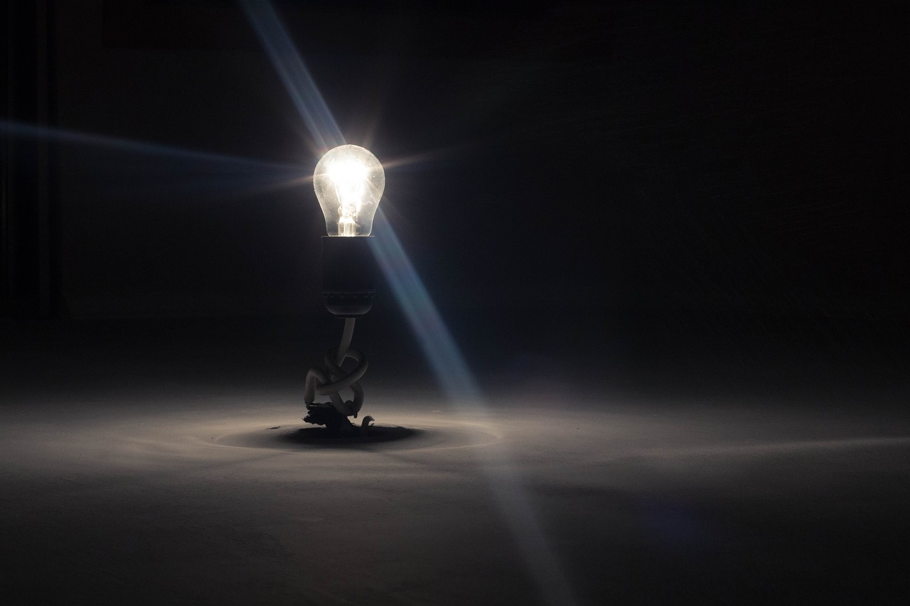 Cum poate fi folosit iluminatul de urgență ca sursă de lumină în caz de urgență, economisind în același timp energie.